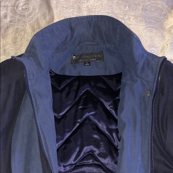 Lightly used Hip length heavy collared navy coat - Picture 5 of 6